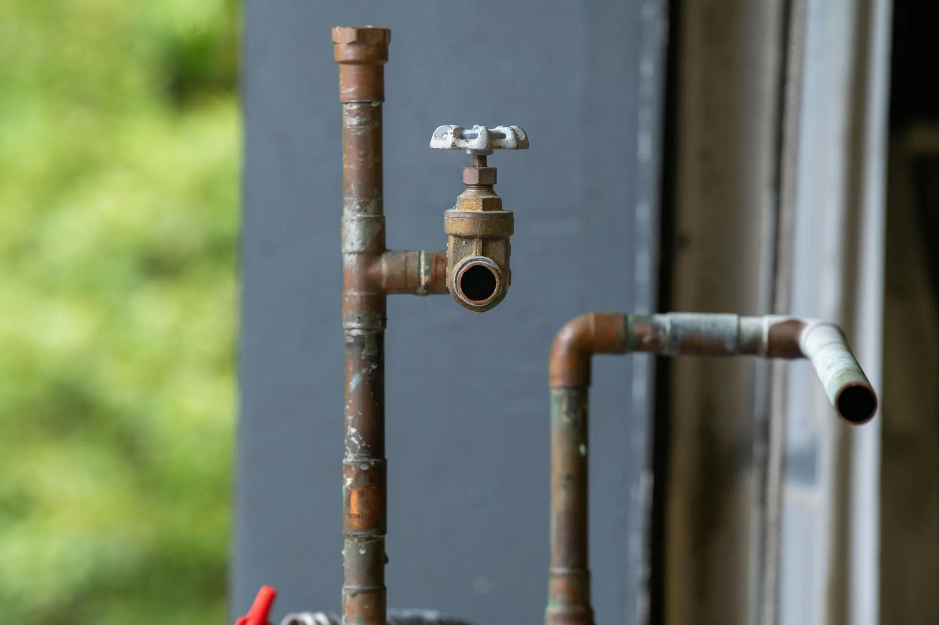 Outdoor copper water pipe fitted with a brass shutoff valve